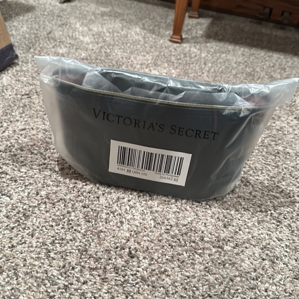 Discontinued Victoria’s Secret makeup bag - Picture 3 of 7